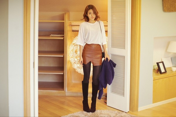 Với những chiếc váy da ngắn, boots cao cổ là sự lựa chọn thông mình để cân đối tỉ lệ cơ thể. Tuy nhiên, nó sẽ chỉ bộ lộ khả năng đó hoàn hảo nhất khi bạn phối váy da với áo pull cùng áo khoác tối giản hóa. Với những chiếc váy da ngắn, boots cao cổ là sự lựa chọn thông mình để cân đối tỉ lệ cơ thể. Tuy nhiên, nó sẽ chỉ bộ lộ khả năng đó hoàn hảo nhất khi bạn phối váy da với áo pull cùng áo khoác tối giản hóa.
