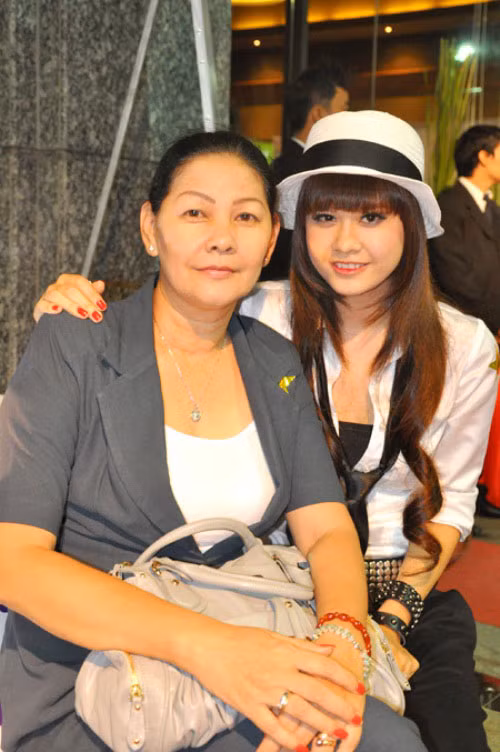 Bà mẹ xinh đẹp của Trương Quỳnh Anh