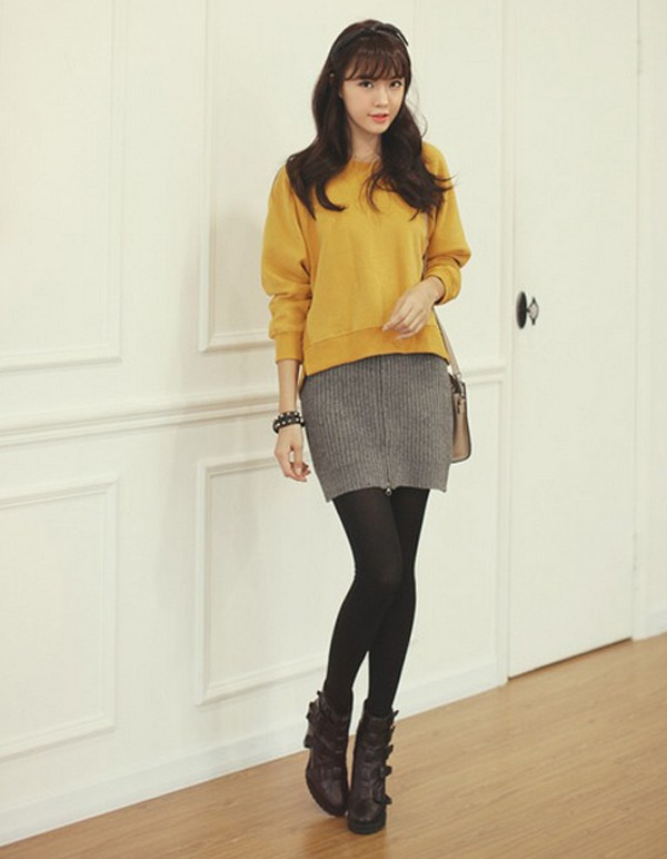 Nổi bật bằng chiếc áo nỉ vàng trẻ trung cùng đôi ankle boots hầm hố... Nổi bật bằng chiếc áo nỉ vàng trẻ trung cùng đôi ankle boots hầm hố...