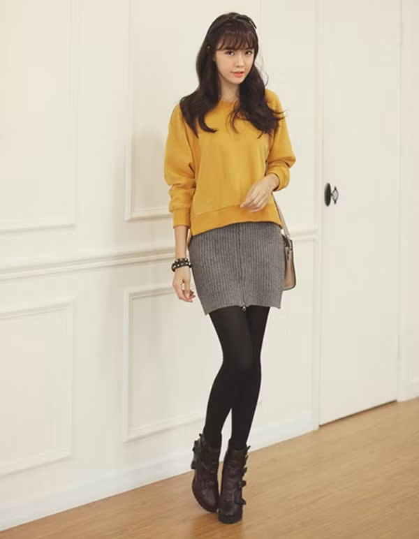 Nổi bật bằng chiếc áo nỉ vàng trẻ trung cùng đôi ankle boots hầm hố... Nổi bật bằng chiếc áo nỉ vàng trẻ trung cùng đôi ankle boots hầm hố...