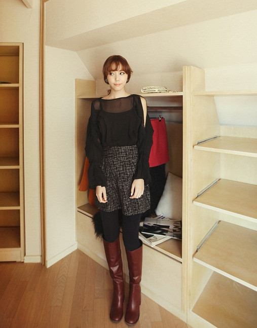 ... hay một chiếc áo kiểu cách cùng đôi boots cao cổ trơn đơn giản. ... hay một chiếc áo kiểu cách cùng đôi boots cao cổ trơn đơn giản.