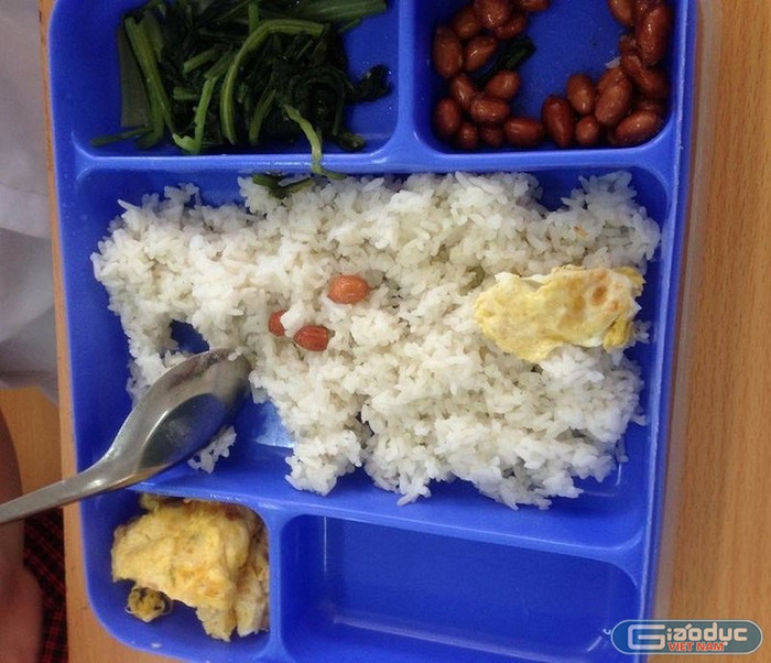 Bữa cơm học đường như thế này, các phụ huynh đoán xem nó đáng giá bao nhiêu? (Ảnh: Vũ Ninh) Bữa cơm học đường như thế này, các phụ huynh đoán xem nó đáng giá bao nhiêu? (Ảnh: Vũ Ninh)