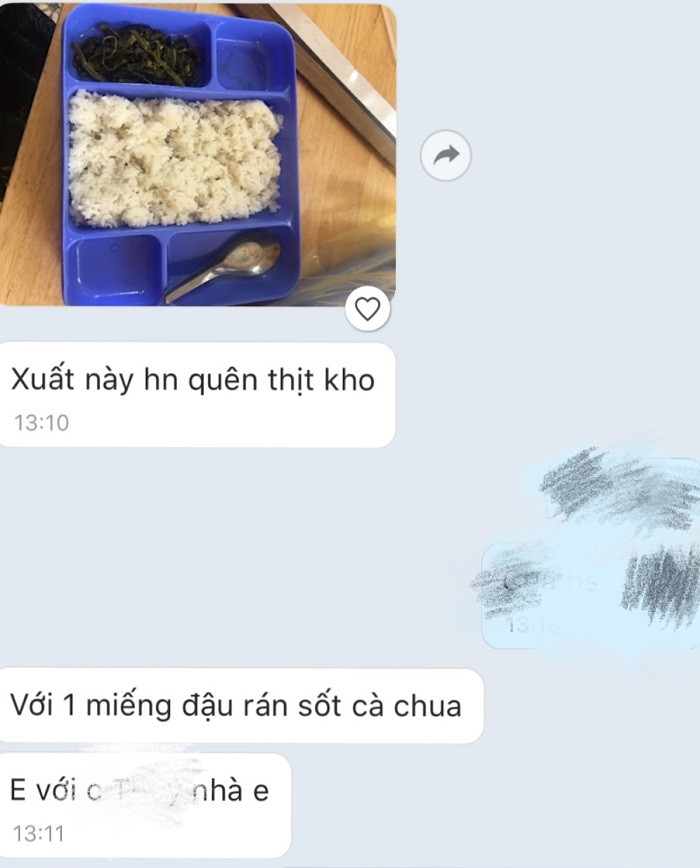 Suất cơm của học sinh do chính giáo viên trong trường gửi ra (Ảnh:V.N) Suất cơm của học sinh do chính giáo viên trong trường gửi ra (Ảnh:V.N)