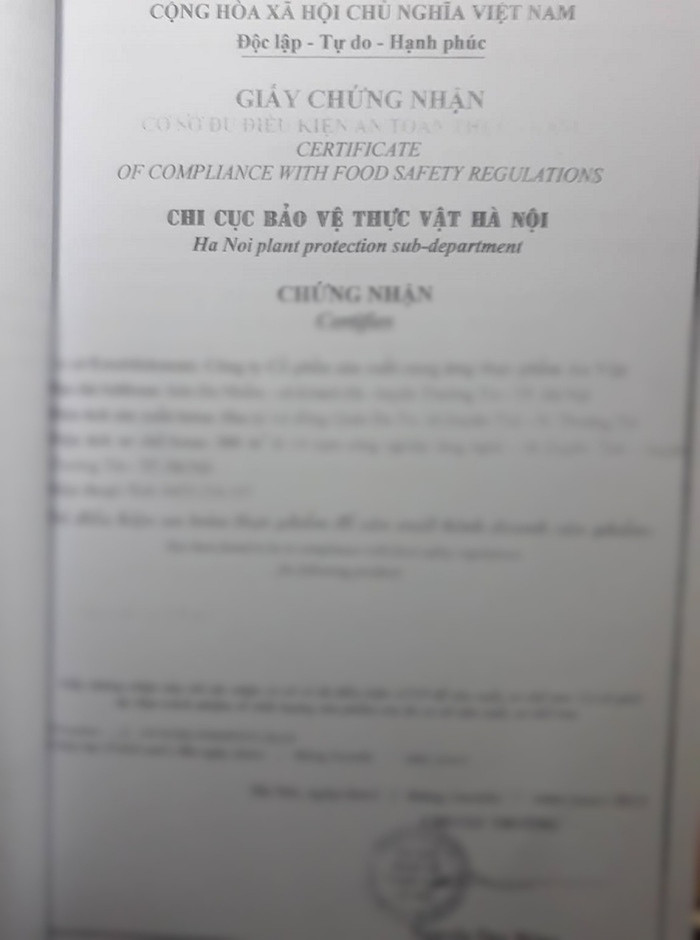 Một tờ giấy chứng nhận như thế này? có phản ánh hết chất lượng của bữa ăn học đường được hay không? (Ảnh:V.N) Một tờ giấy chứng nhận như thế này? có phản ánh hết chất lượng của bữa ăn học đường được hay không? (Ảnh:V.N)