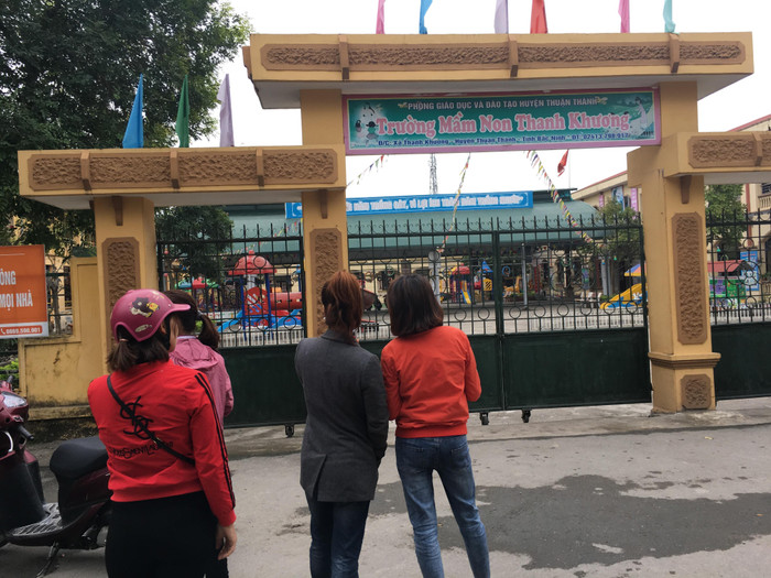 Nhiều phụ huynh có con em học tại Trường mầm non Thanh Khương bức xúc tập trung trước cổng trường trong khi chờ kết quả kiểm nghiệm. Ảnh: Vũ Phương. Nhiều phụ huynh có con em học tại Trường mầm non Thanh Khương bức xúc tập trung trước cổng trường trong khi chờ kết quả kiểm nghiệm. Ảnh: Vũ Phương.