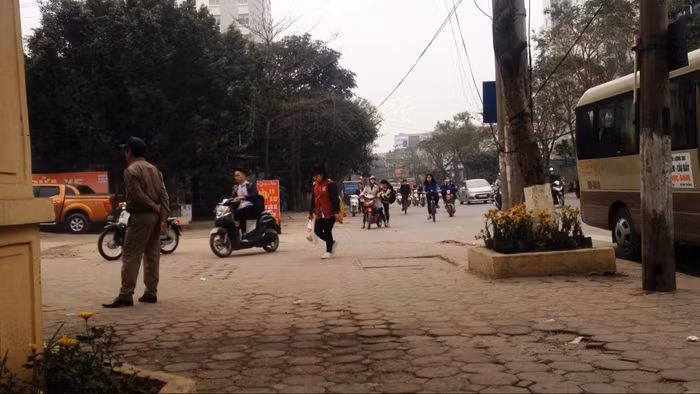 Học sinh đầu không đội mũ bảo hiểm đi xe gắn máy phân khối lớn đi lên vỉa hè. Ảnh: Công Tiến.