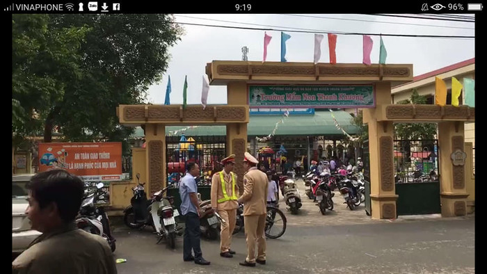 Những ngày này Trường mầm non Thanh Khương rất đông phụ huynh và người dân đến yêu cầu làm rõ có hay không nguồn thực phẩm bẩn tuồn vào cho các cháu nhỏ ăn hàng ngày. Ảnh: Nam Mai.