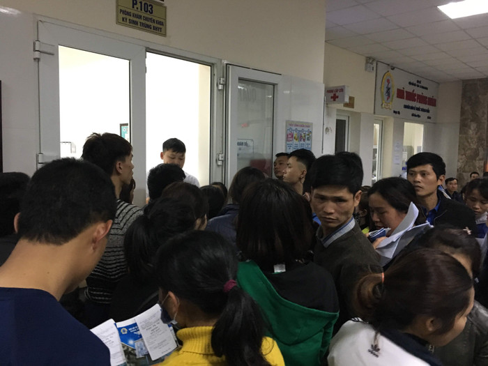 Rất đông người đứng chờ kết quả cuối cùng xem con mình có nhiễm sán lợn, sán dây chó hay không. Ảnh: Vũ Phương. Rất đông người đứng chờ kết quả cuối cùng xem con mình có nhiễm sán lợn, sán dây chó hay không. Ảnh: Vũ Phương.