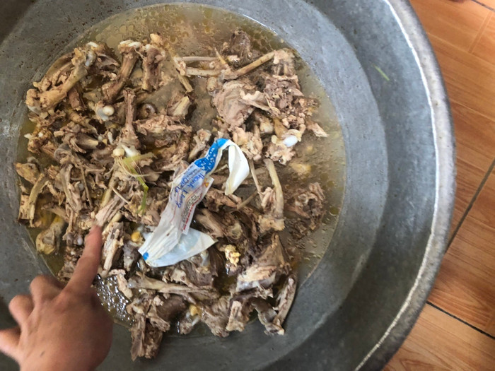 Không chỉ phát hiện thịt lợn nghi nhiễm sán gạo, phụ huynh còn phát hiện thịt gà bốc mùi ôi thiu vào ngày 5/3. Ảnh: NVCC. Không chỉ phát hiện thịt lợn nghi nhiễm sán gạo, phụ huynh còn phát hiện thịt gà bốc mùi ôi thiu vào ngày 5/3. Ảnh: NVCC.