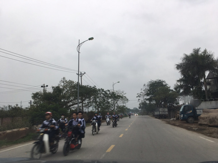Học sinh Trường trung học phổ thông Liên Hà (Đông Anh, Hà Nội) dàn hàng ngang, đầu không đội mũ bảo hiểm tham gia giao thông. Ảnh: Vũ Phương. Học sinh Trường trung học phổ thông Liên Hà (Đông Anh, Hà Nội) dàn hàng ngang, đầu không đội mũ bảo hiểm tham gia giao thông. Ảnh: Vũ Phương.
