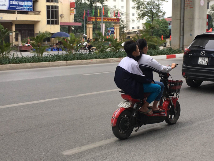 Học sinh vi phạm an toàn giao thông trên đường Quang Trung (quận Hà Đông). Học sinh vi phạm an toàn giao thông trên đường Quang Trung (quận Hà Đông).