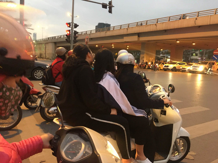 Phụ huynh đón học sinh sau giờ tan học không đội mũ bảo hiểm tham gia giao thông trên đường Đào Tấn. Ảnh: Vũ Phương. Phụ huynh đón học sinh sau giờ tan học không đội mũ bảo hiểm tham gia giao thông trên đường Đào Tấn. Ảnh: Vũ Phương.