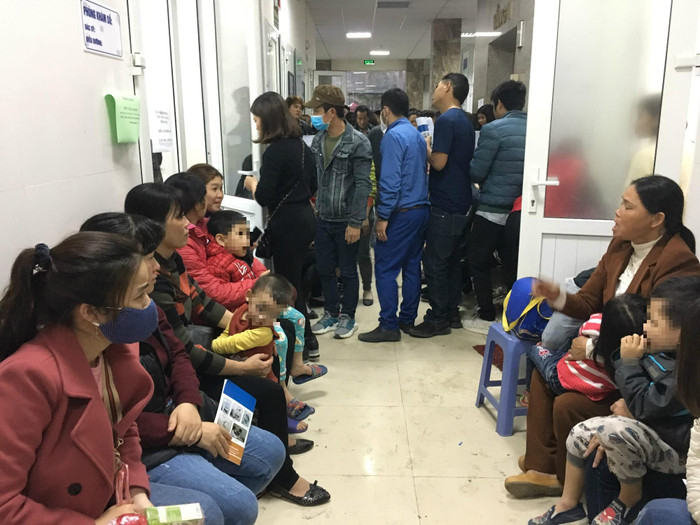 Hành lang đến bất cứ chỗ nào cũng chật kín phụ huynh và trẻ nhò ngồi đợi kết quả xét nghiệm tìm sán lợn. Ảnh: Vũ Phương. Hành lang đến bất cứ chỗ nào cũng chật kín phụ huynh và trẻ nhò ngồi đợi kết quả xét nghiệm tìm sán lợn. Ảnh: Vũ Phương.
