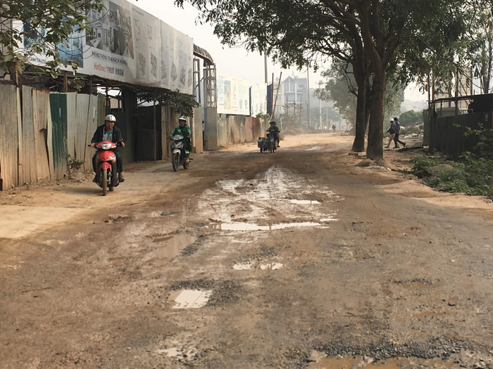 Dù trời mưa hay nắng, con đường dẫn vào FLC Garden City khiến người mua nhà ngán ngẩm. Ảnh: V.P. Dù trời mưa hay nắng, con đường dẫn vào FLC Garden City khiến người mua nhà ngán ngẩm. Ảnh: V.P.