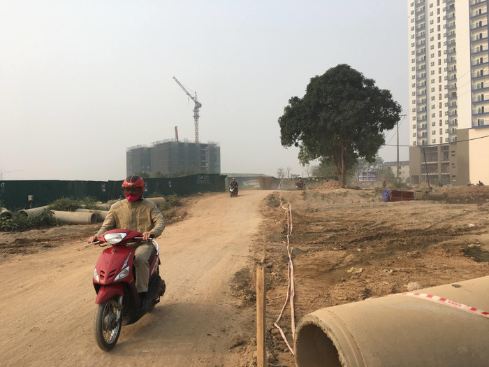 Người dân phải bịt kín để về nhà vì đoạn đường vào dự án FLC Garden City quá bụi. Ảnh: V.P. Người dân phải bịt kín để về nhà vì đoạn đường vào dự án FLC Garden City quá bụi. Ảnh: V.P.