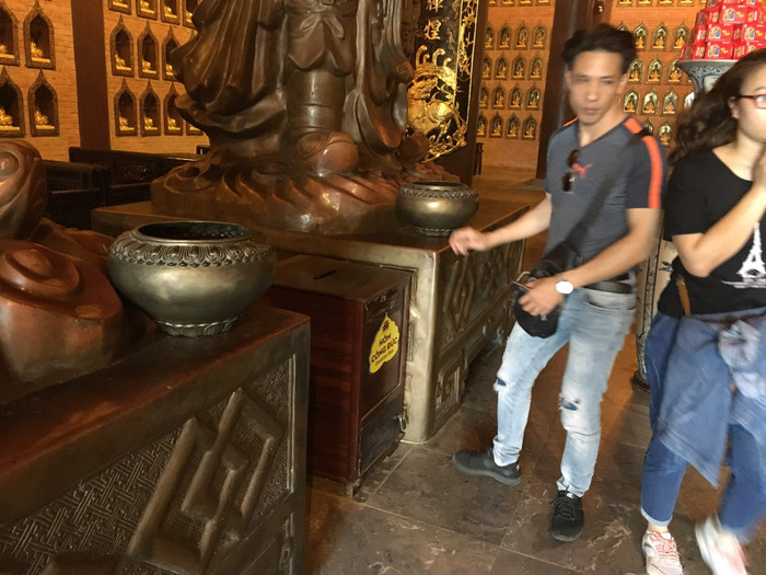 Hòm công đức, bát, đĩa đồng đặt la liệt khắp nơi để du khách thập phương về công đức, đặt tiền. Ảnh: Vũ Phương. Hòm công đức, bát, đĩa đồng đặt la liệt khắp nơi để du khách thập phương về công đức, đặt tiền. Ảnh: Vũ Phương.