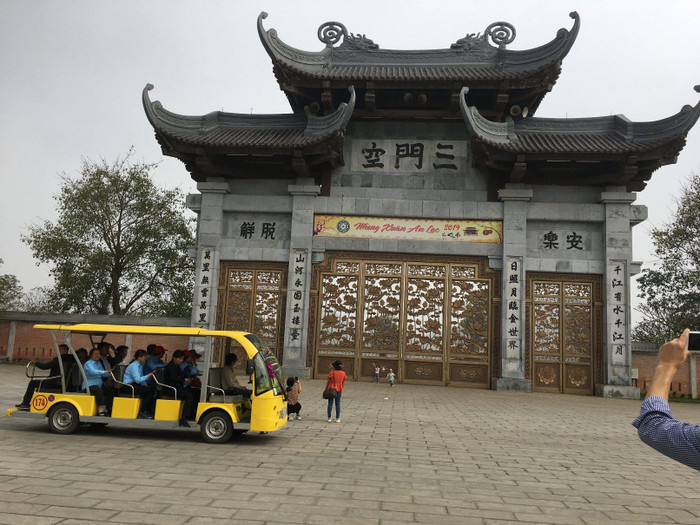 Dịch vụ đưa du khách bằng xe điện mang lại khoản lợi lớn cho doanh nghiệp với 250 xe, bình quân mỗi xe chở khoảng 15 người. Ảnh: Vũ Phương. Dịch vụ đưa du khách bằng xe điện mang lại khoản lợi lớn cho doanh nghiệp với 250 xe, bình quân mỗi xe chở khoảng 15 người. Ảnh: Vũ Phương.