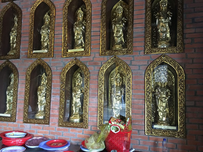 Để được ghi danh vào một ô để tượng phật như thế này, người dân phải chi 10 triệu đồng cung tiến. Ảnh: Vũ Phương.