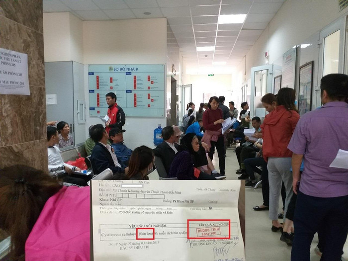 Ngày 20/3, nhiều gia đình đến từ Bắc Ninh đến Viện Sốt rét - Ký sinh trùng – Côn trùng Trung ương làm xét nghiệm tìm sán lợn gạo. Trong đó, có gia đình đến làm xét nghiệm lại. Ảnh: NVCC. Ngày 20/3, nhiều gia đình đến từ Bắc Ninh đến Viện Sốt rét - Ký sinh trùng – Côn trùng Trung ương làm xét nghiệm tìm sán lợn gạo. Trong đó, có gia đình đến làm xét nghiệm lại. Ảnh: NVCC.