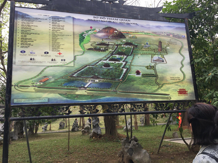 Phục vụ du khách thập phương về lễ phật, ngay cạnh chùa Bái Đính còn có khu dịch vụ khách sạn Bái Đính, quán cafe Chuông Gió. Ảnh: Vũ Phương.