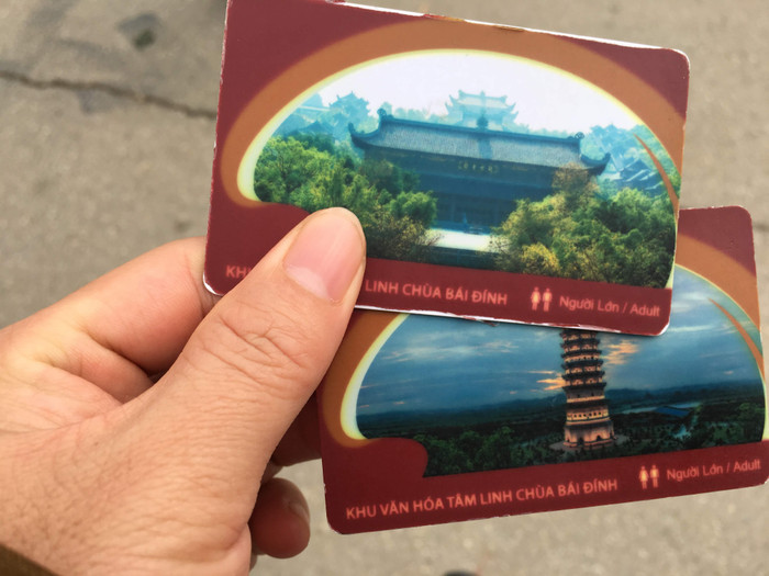 Du khách đến chùa Bái Đính phải sử dụng dịch vụ xe điện 2 chiều giá 60 ngàn đồng để vào lễ phật, vì quãng đường gần 4km một chiều. Ảnh: Vũ Phương.