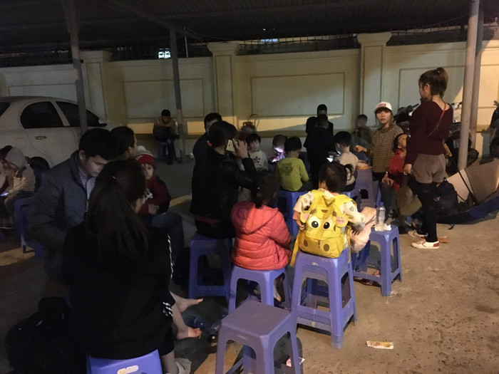 Dù bác sĩ thông báo máy in gặp trục trặc không in được, viện sẽ trả kết quả vào thứ 2, nhưng nhiều phụ huynh và trẻ vẫn cố đợi kết quả ngoài sân. Ảnh: V.P. Dù bác sĩ thông báo máy in gặp trục trặc không in được, viện sẽ trả kết quả vào thứ 2, nhưng nhiều phụ huynh và trẻ vẫn cố đợi kết quả ngoài sân. Ảnh: V.P.