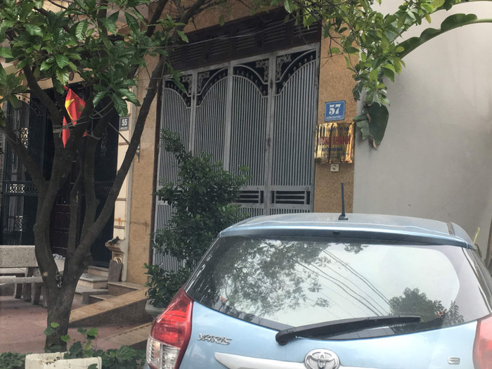 Trụ sở Công ty trách nhiệm hữu hạn đầu tư tài chính Hương Thành có trụ sở số 57 đường Lê Chân (phường Đại Phúc, thành phố Bắc Ninh, tỉnh Bắc Ninh) cửa luôn đóng chặt. Trước áp lực của dư luận, biển bảng công ty đã được tháo dỡ. Ảnh: Vũ Phương. Trụ sở Công ty trách nhiệm hữu hạn đầu tư tài chính Hương Thành có trụ sở số 57 đường Lê Chân (phường Đại Phúc, thành phố Bắc Ninh, tỉnh Bắc Ninh) cửa luôn đóng chặt. Trước áp lực của dư luận, biển bảng công ty đã được tháo dỡ. Ảnh: Vũ Phương.