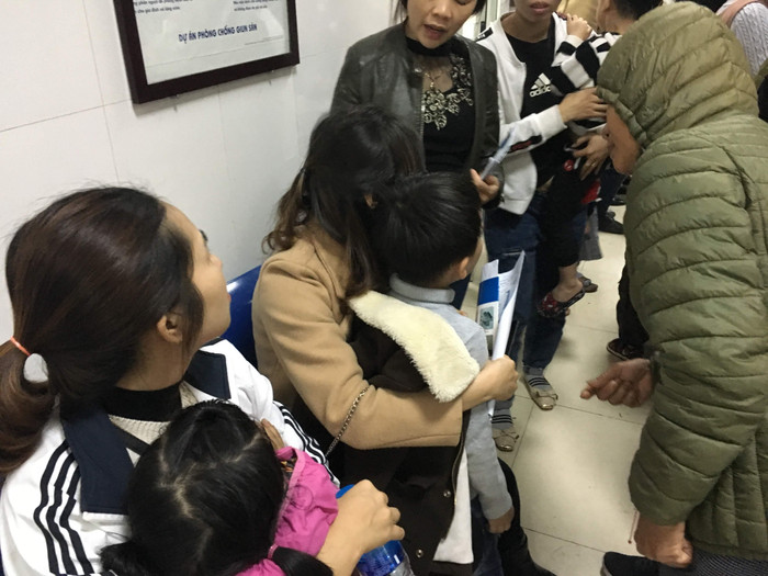 Chị H. đã bật khóc khi nhận kết quả con trai học Trường mầm non Nguyệt Đức bị nhiễm sán lợn gạo. Ảnh: Vũ Phương. Chị H. đã bật khóc khi nhận kết quả con trai học Trường mầm non Nguyệt Đức bị nhiễm sán lợn gạo. Ảnh: Vũ Phương.