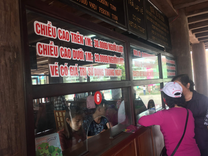 Sau một hành trình dài, đa phần du khách chọn dịch vụ đi xe điện có giá khứ hồi là 60.000 đồng/người lên chùa vì khoảng cách xa tới gần 4km. Ảnh: Vũ Phương. Sau một hành trình dài, đa phần du khách chọn dịch vụ đi xe điện có giá khứ hồi là 60.000 đồng/người lên chùa vì khoảng cách xa tới gần 4km. Ảnh: Vũ Phương.