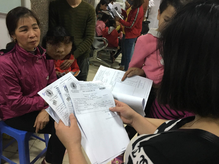 Nhiều ngày qua có cả ngàn người từ huyện Thuận Thành đưa theo trẻ nhỏ làm xét nghiệm tìm sán lợn tại Hà Nội do nghi ăn phải thịt lợn nhiễm sán tại trường học. Ảnh: Vũ Phương. Nhiều ngày qua có cả ngàn người từ huyện Thuận Thành đưa theo trẻ nhỏ làm xét nghiệm tìm sán lợn tại Hà Nội do nghi ăn phải thịt lợn nhiễm sán tại trường học. Ảnh: Vũ Phương.