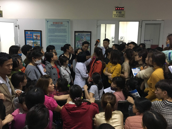 Phụ huynh đem theo con nhỏ đến từ huyện Thuận Thành chờ kết quả xét nghiệm tìm sán lợn, sán dây chó tại Viện Sốt rét - ký sinh trùng - côn trùng Trung ương. Ảnh: Vũ Phương. Phụ huynh đem theo con nhỏ đến từ huyện Thuận Thành chờ kết quả xét nghiệm tìm sán lợn, sán dây chó tại Viện Sốt rét - ký sinh trùng - côn trùng Trung ương. Ảnh: Vũ Phương.