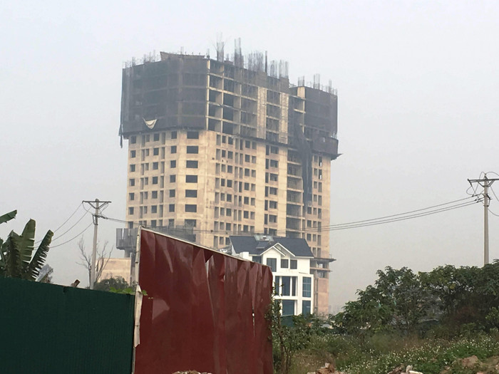 Tòa nhà HH1 dự án FLC Garden City bị phát hiện xây không phép đến tầng 18 "đắp chiếu" đến nay chưa được cấp phép, nhưng vẫn rao bán rầm rộ. Ảnh: N.H. Tòa nhà HH1 dự án FLC Garden City bị phát hiện xây không phép đến tầng 18 "đắp chiếu" đến nay chưa được cấp phép, nhưng vẫn rao bán rầm rộ. Ảnh: N.H.