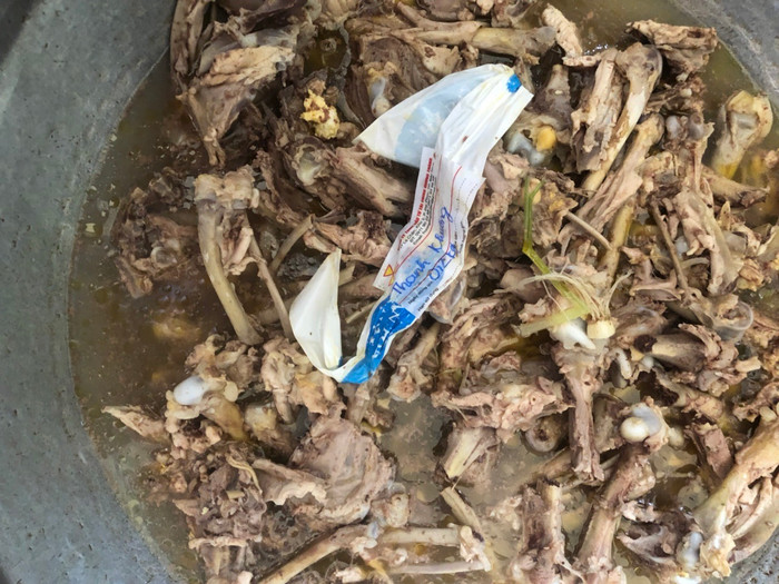 Nồi xương gà được phụ huynh phát hiện bốc mùi hôi thối trước khi chế biến thức ăn cho các con. Ảnh: NVCC. Nồi xương gà được phụ huynh phát hiện bốc mùi hôi thối trước khi chế biến thức ăn cho các con. Ảnh: NVCC.