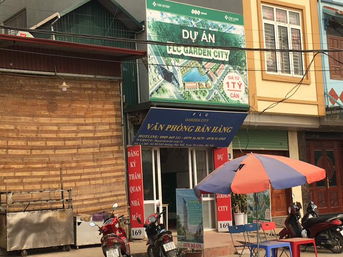 Văn phòng bán hàng gắn biển dự án FLC Garden City giới thiệu nhiệt tình, chi tiết cho khách hàng đặt cọc giữ chỗ ký hợp đồng mua căn hộ tòa nhà không phép HH1. Ảnh: N.H. Văn phòng bán hàng gắn biển dự án FLC Garden City giới thiệu nhiệt tình, chi tiết cho khách hàng đặt cọc giữ chỗ ký hợp đồng mua căn hộ tòa nhà không phép HH1. Ảnh: N.H.