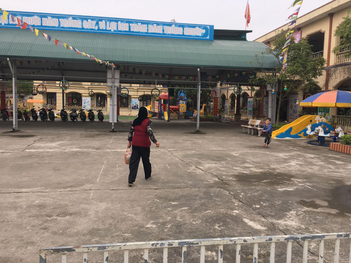 Sau vụ phát hiện thịt lợn nghi nhiễm sán gạo, ngôi trường 586 học sinh nay chỉ còn ít học sinh đi học, gần trưa phụ huynh đón về ăn trưa hoặc mang cơm đến nhờ cô giáo cho ăn. Ảnh: Vũ Phương. Sau vụ phát hiện thịt lợn nghi nhiễm sán gạo, ngôi trường 586 học sinh nay chỉ còn ít học sinh đi học, gần trưa phụ huynh đón về ăn trưa hoặc mang cơm đến nhờ cô giáo cho ăn. Ảnh: Vũ Phương.