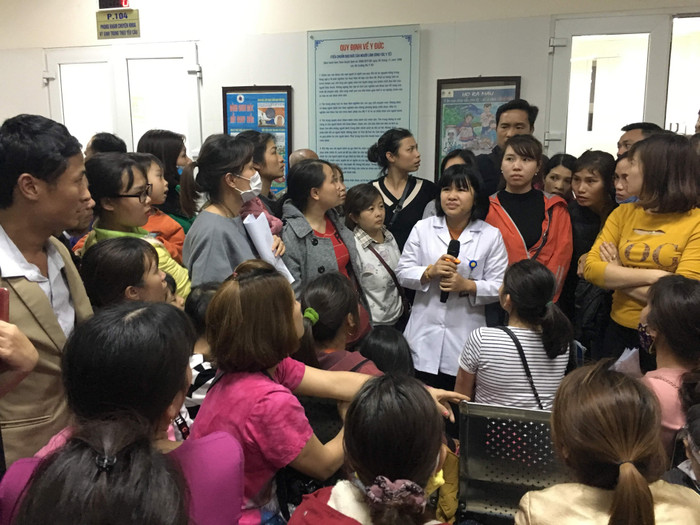 Tối ngày 16/3, bác sĩ Viện Sốt rét - Ký sinh trùng – Côn trùng Trung ương báo máy in gặp sự cố do hoạt động quá tải nhiều giờ liền. Bởi vậy, không in được kết quả. Viện sẽ trả kết quả vào Thứ 2. Ảnh: Vũ Phương. Tối ngày 16/3, bác sĩ Viện Sốt rét - Ký sinh trùng – Côn trùng Trung ương báo máy in gặp sự cố do hoạt động quá tải nhiều giờ liền. Bởi vậy, không in được kết quả. Viện sẽ trả kết quả vào Thứ 2. Ảnh: Vũ Phương.