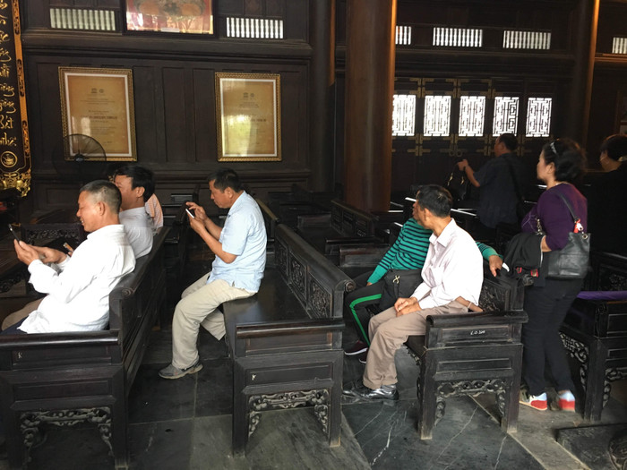 Thứ duy nhất du khách về hành hướng, lễ phật tại chùa Bái Đính là được ngồi ghế miễn phí. Còn lại từ gửi xe, đi vệ sinh, đi xe điện, thăm Bảo tháp đều phải trả phí. Ảnh: Vũ Phương. Thứ duy nhất du khách về hành hướng, lễ phật tại chùa Bái Đính là được ngồi ghế miễn phí. Còn lại từ gửi xe, đi vệ sinh, đi xe điện, thăm Bảo tháp đều phải trả phí. Ảnh: Vũ Phương.