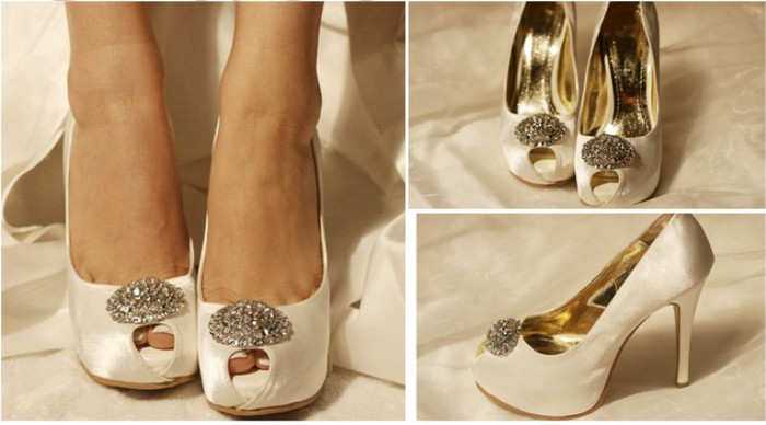 Về kiểu dáng, các mẫu giày cao bít mũi hoặc hở mũi, mang nhiều nét nữ tính vẫn được các cô dâu yêu thích bới sự dễ chịu vì thỏa mái mang lại. Về kiểu dáng, các mẫu giày cao bít mũi hoặc hở mũi, mang nhiều nét nữ tính vẫn được các cô dâu yêu thích bới sự dễ chịu vì thỏa mái mang lại.