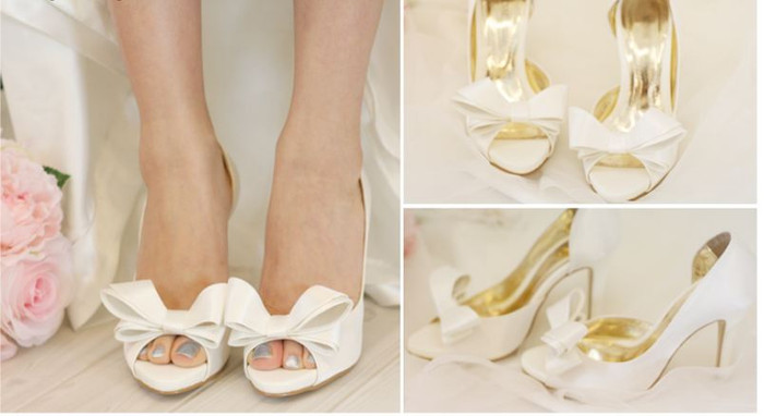 Màu trắng truyền thống vẫn là lựa chọn được yêu thích bởi nó dễ kết hợp với váy. Mang lại cảm giác tươi mới và tinh khôi. Màu trắng truyền thống vẫn là lựa chọn được yêu thích bởi nó dễ kết hợp với váy. Mang lại cảm giác tươi mới và tinh khôi.