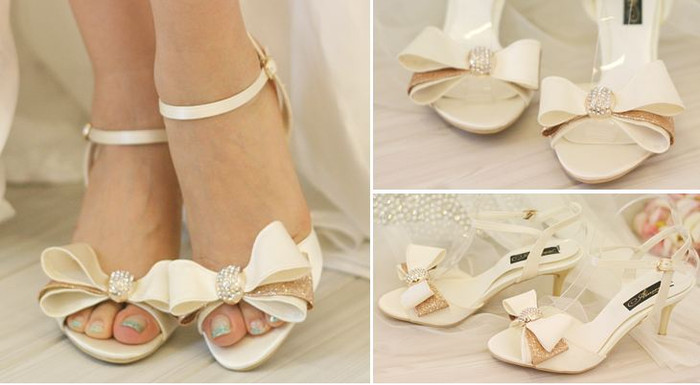 Việc lựa chọn một đôi giày cưới là điều không thể thiếu trong việc chuẩn bị trang phục của các cô dâu. Một đôi giày vừa vặn, đẹp và tinh tế sẽ giúp cô dâu rạng ngời trong từng bước đi. Việc lựa chọn một đôi giày cưới là điều không thể thiếu trong việc chuẩn bị trang phục của các cô dâu. Một đôi giày vừa vặn, đẹp và tinh tế sẽ giúp cô dâu rạng ngời trong từng bước đi.