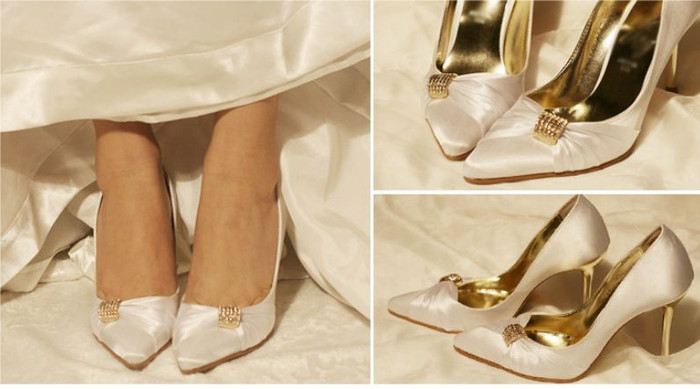 Khi cô dâu yêu thích những thứ lấp lánh, đính đá hoặc đính cườm trong ngày cưới thì nên tìm thêm những đôi giày nhiều họa tiết bắt mắt. Không những thế, giày đính đá lấp lánh cũng kết hợp được với cả váy dáng dạ hội lẫn váy công chúa. Khi cô dâu yêu thích những thứ lấp lánh, đính đá hoặc đính cườm trong ngày cưới thì nên tìm thêm những đôi giày nhiều họa tiết bắt mắt. Không những thế, giày đính đá lấp lánh cũng kết hợp được với cả váy dáng dạ hội lẫn váy công chúa.