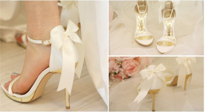Những sợi duy băng óng ả trang điểm phía sau đôi giày một cách điệu đà, kết hợp dáng vẻ mỏng manh quyến rũ của thân giày sẽ gây hiệu quả bất ngờ cho những đôi chân ngà gót ngọc Những sợi duy băng óng ả trang điểm phía sau đôi giày một cách điệu đà, kết hợp dáng vẻ mỏng manh quyến rũ của thân giày sẽ gây hiệu quả bất ngờ cho những đôi chân ngà gót ngọc