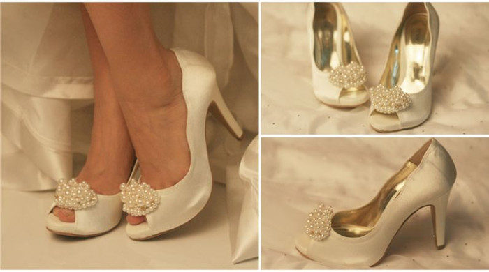 Nếu đó là một chiếc váy cưới đơn giản, bạn có thể tự do chọn một đôi giày cưới có họa tiết thêu tinh tế hoặc đính những hạt cườm lấp lánh. Tuy nhiên, cũng cần tránh những đôi giày cưới quá nổi bật và lộng lẫy, chúng sẽ làm chiếc áo cưới của bạn trông hết sức lạc lõng. Hạt và ngọc trai sẽ nhìn tuyệt vời đối với một chiếc váy cưới trơn, phẳng. Nếu đó là một chiếc váy cưới đơn giản, bạn có thể tự do chọn một đôi giày cưới có họa tiết thêu tinh tế hoặc đính những hạt cườm lấp lánh. Tuy nhiên, cũng cần tránh những đôi giày cưới quá nổi bật và lộng lẫy, chúng sẽ làm chiếc áo cưới của bạn trông hết sức lạc lõng. Hạt và ngọc trai sẽ nhìn tuyệt vời đối với một chiếc váy cưới trơn, phẳng.