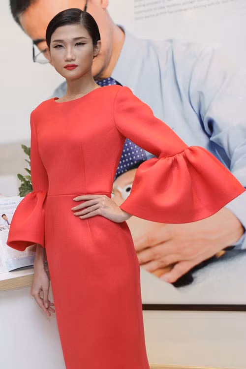 Một bộ đầm đơn giản, màu sắc tinh tế nhưng chỉ cần một chiếc ống tay loe là bạn đã có thể trở thành tâm điểm của sự chú ý