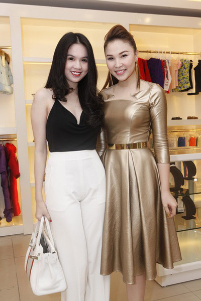 Chiếc váy khiến Quỳnh Thư có vẻ già và mập hơn thường ngày. Chiếc váy khiến Quỳnh Thư có vẻ già và mập hơn thường ngày.