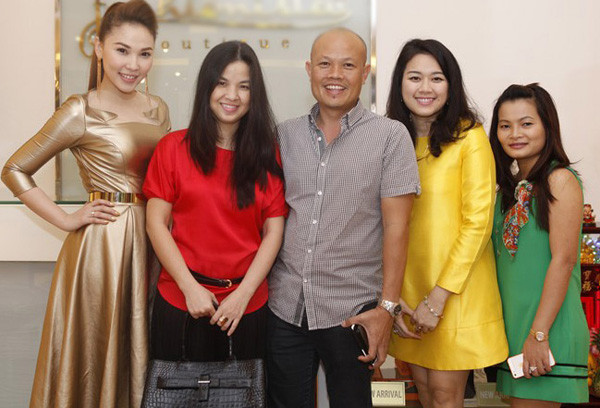 Những vùng da bóng còn khiến cô nàng trông như 'lộ' ra những phần mỡ thừa trên cơ thể Những vùng da bóng còn khiến cô nàng trông như 'lộ' ra những phần mỡ thừa trên cơ thể