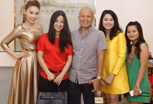 Những vùng da bóng còn khiến cô nàng trông như 'lộ' ra những phần mỡ thừa trên cơ thể