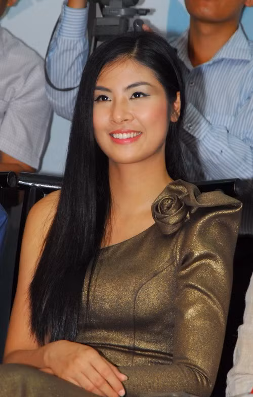 Mọi người cứ ngỡ cô nàng 'hoa hậu mắt một mí' này phải tăng vài cân vì chiếc váy óng ánh này