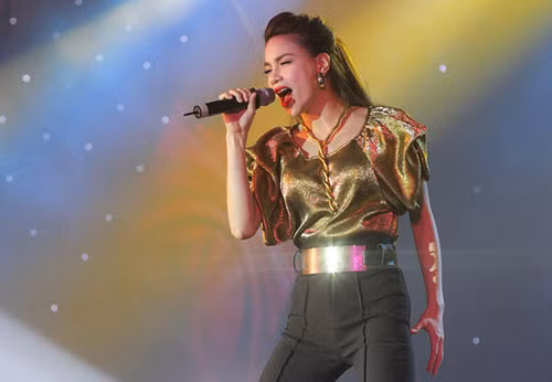 .. cả với những gam màu 'khó trị' như màu đồng