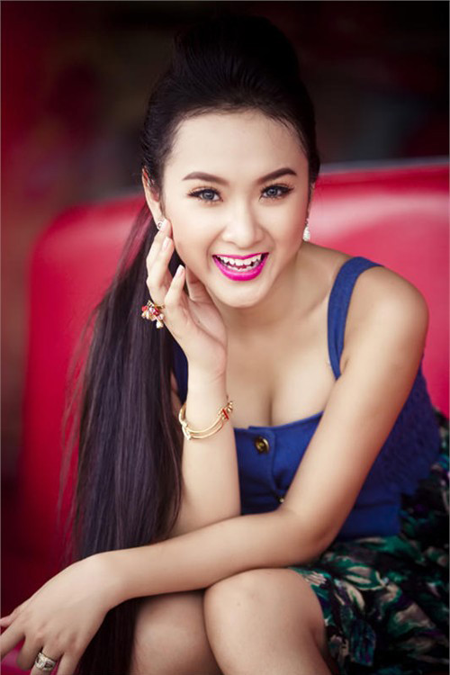 1. Angela Phương Trinh Trong một bài phỏng vấn gần đây nhất, Angela Phương Trinh chia sẻ rằng cô rất hài lòng về hình dáng khuôn mặt thon gọn, thanh thoát của mình 1. Angela Phương Trinh Trong một bài phỏng vấn gần đây nhất, Angela Phương Trinh chia sẻ rằng cô rất hài lòng về hình dáng khuôn mặt thon gọn, thanh thoát của mình